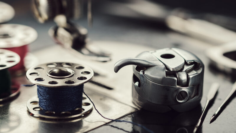 Slik får du opp undertråden på symaskinen – Sømsenteret